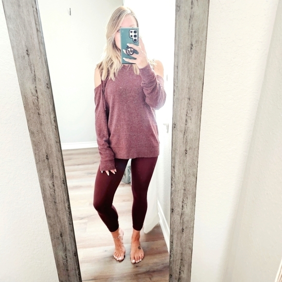 Chaser Cold Shoulder Long Sleeve Hooded Pull Over Sweater Wine Size Small - Picture 4 of 10